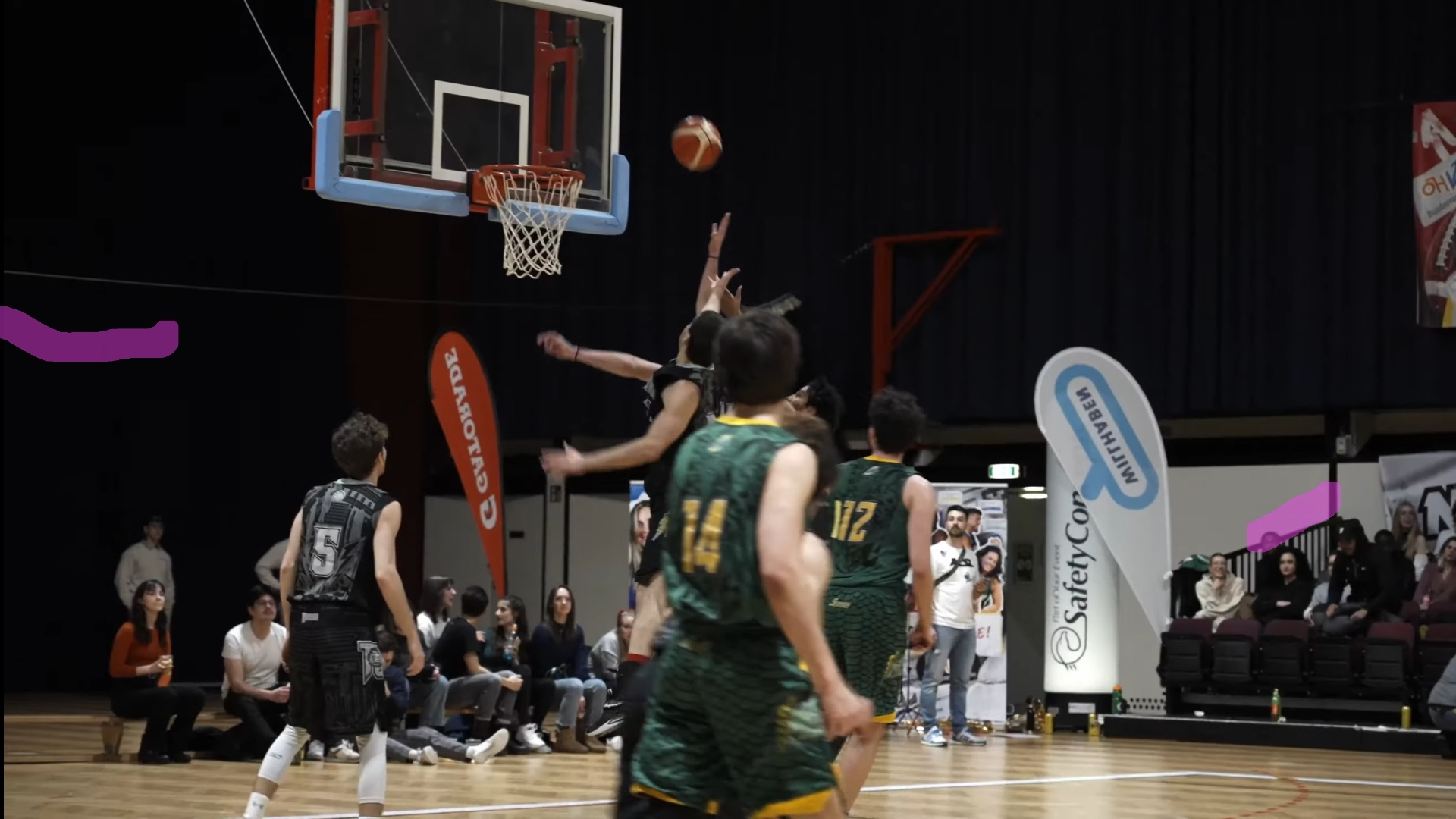 Korbwurf beim Basketball Match, zwei Spieler und Ball im Flug eingefangen
