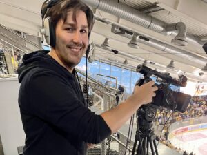Daniel hinter der Kamera bei einem Match der Vienna Capitals