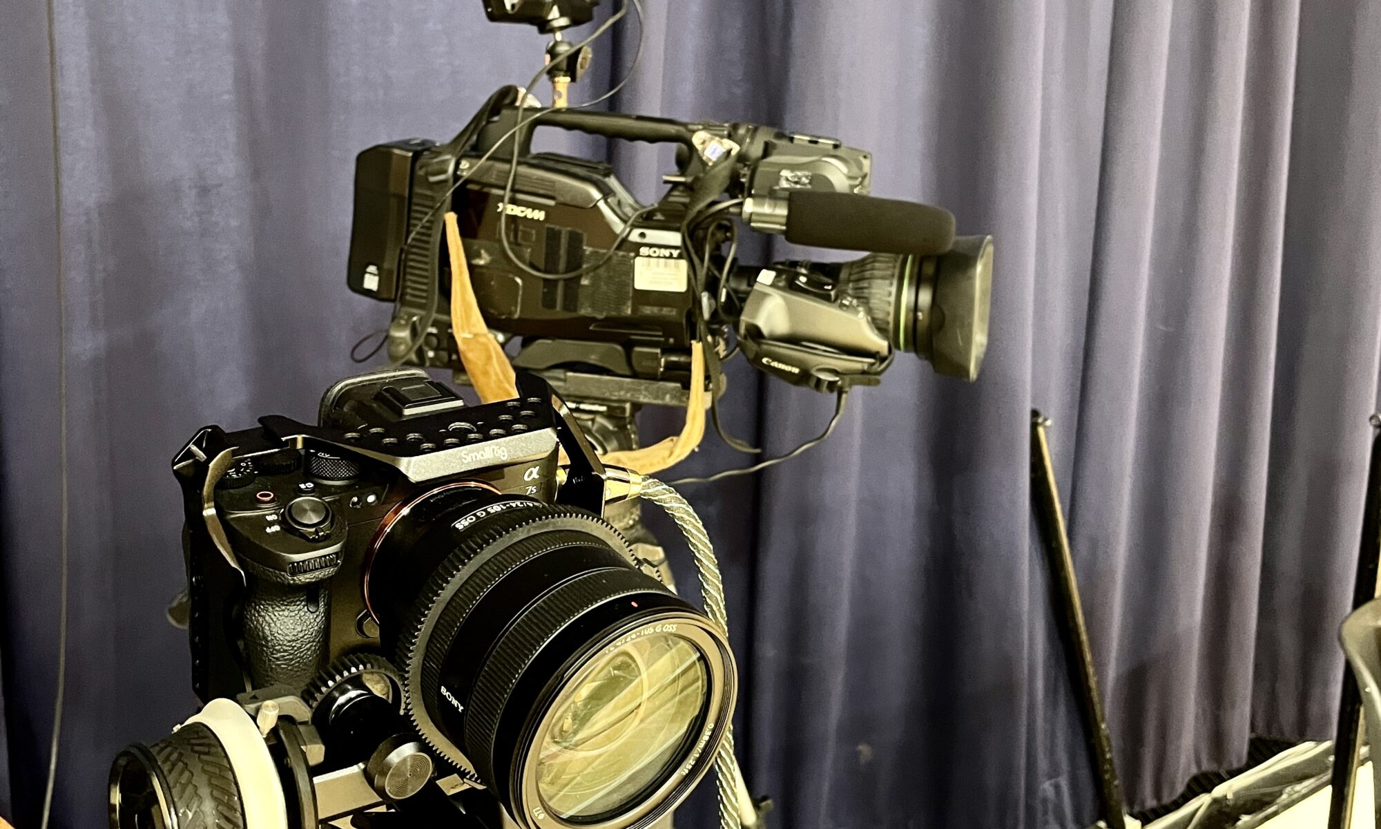 Als Videograf sind die Kosten für das Equipment, wie für diese Kameras mit Stativ, nicht zu vernachlässigen