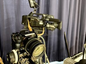 Als Videograf sind die Kosten für das Equipment, wie für diese Kameras mit Stativ, nicht zu vernachlässigen